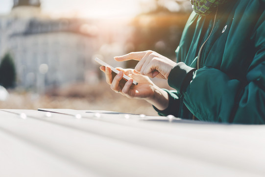 Person tippt etwas auf einem Smartphone ein