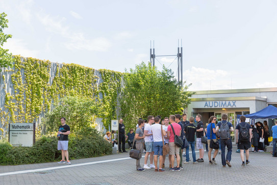 Audimax Studierende stehen auf dem Vorplatz am Audimax.