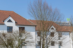 Studentendorf mit blauem Himmel und grünen Bäumen im Hintergrund